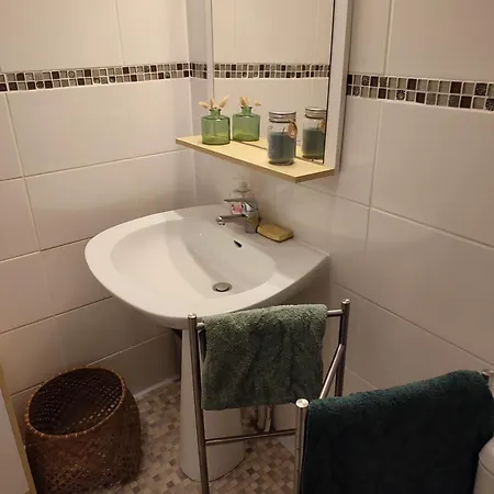 Apartment 8, Parking Et Wifi Gratuit, Local Velo *